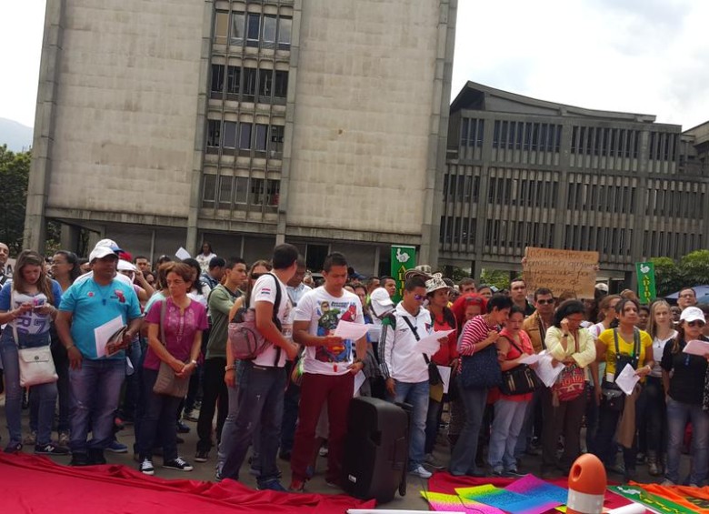 El plantón congregó a más de 8.000 personas entre docentes y funcionariosen el sector de La Alpujarra rechazando los incumplimientos del Gobierno. FOTO Jesus Gomez @jesagome