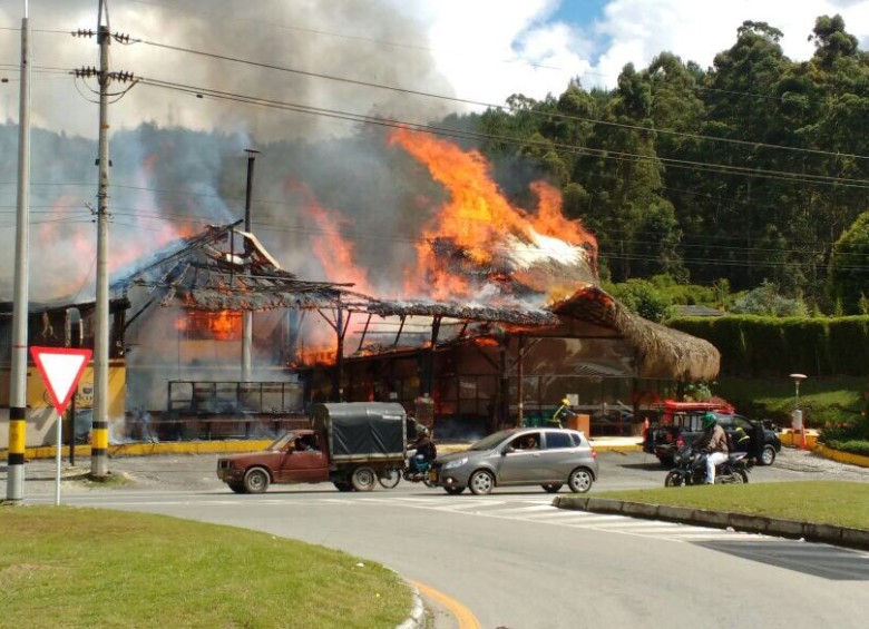 Bomberos de Guarne y de Rionegro atendieron la emergencia. FOTO TWITTER @TamayoTMY