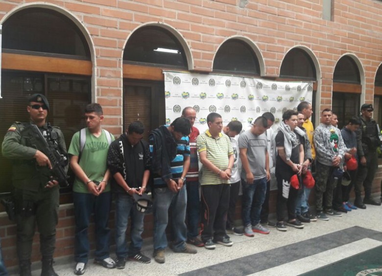 Estos son los capturados en la operación contra el microtráfico de drogas en Envigado. FOTO: cortesía.