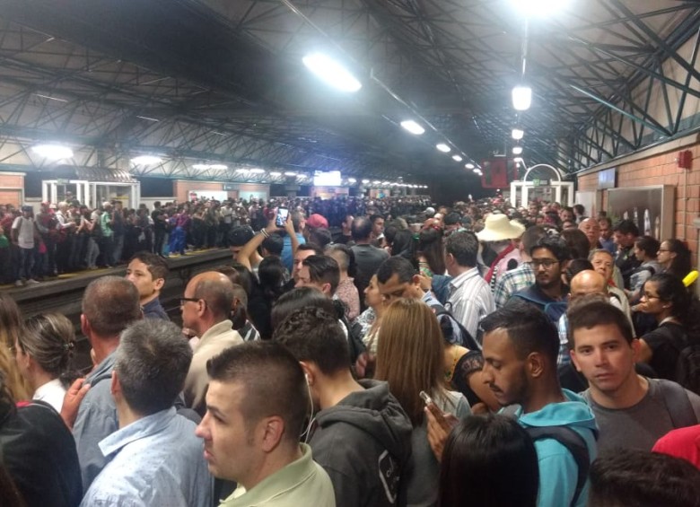 En la estación Poblado también se registra un alto flujo de viajeros que esperan para poder regresar a casa. FOTO RICARDO MONSALVE