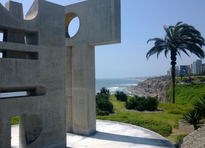 Una de las esculturas reconocidas de Fernando de Szyszlo, Intihuatana, en un parque en Lima, Perú. Su obra se encuentra en museos de varios países. FOTO Wikipedia Commons