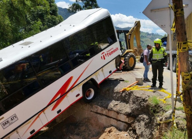 Ocho personas lesionadas fue el saldo de un accidente de una buseta que se dirigía de Medellin hacia el municipio de Támesis. CORTESÍA BOMBEROS CALDAS
