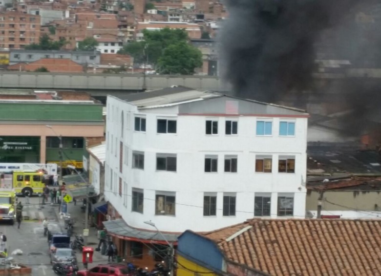 Bomberos controlaron incendio en local de repuestos en Carabobo