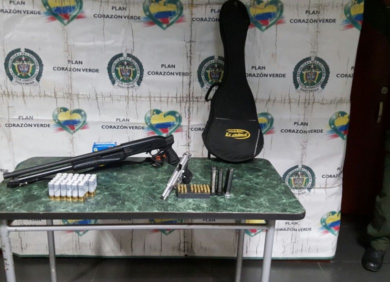 Las autoridades de Itagüí lograron la captura de un sujeto que aparentemente era músico, pero todo indica que se trata de un peligroso delincuente. CORTESÍA POLICÍA