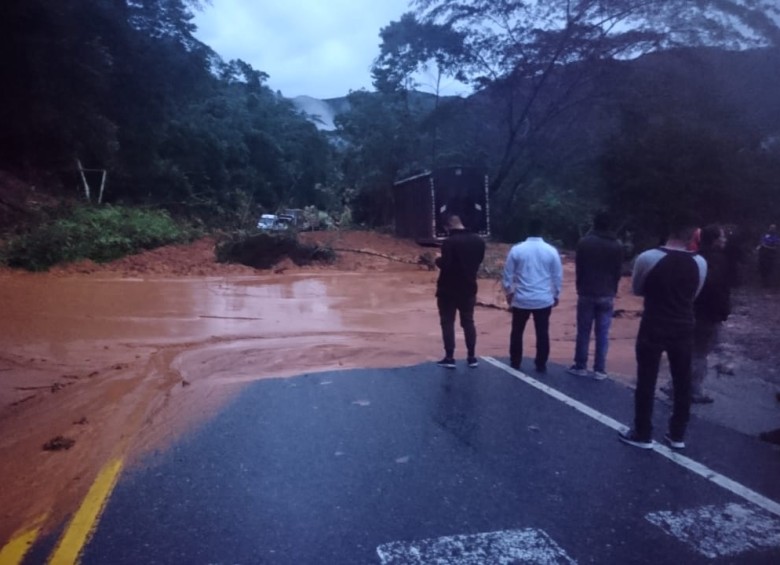 Flujo de lodo bloqueó la autopista Medellín - Bogotá la madrugada de este viernes. FOTO CORTESÍA