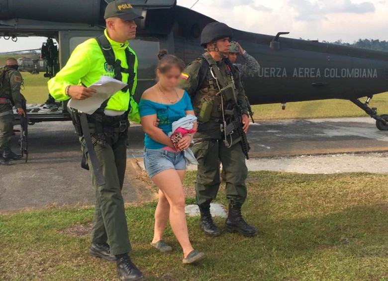 La madre de la menor siendo trasladada por las autoridades. FOTO POLICÍA ANTIOQUIA