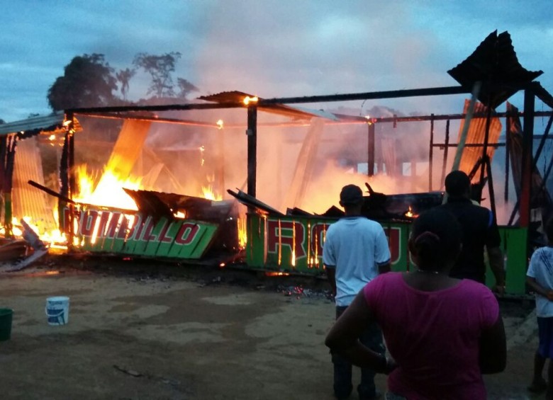 El pasado 5 de abril hombres encapuchados y armados incineraron un local en Remedios. Foto cahucopana