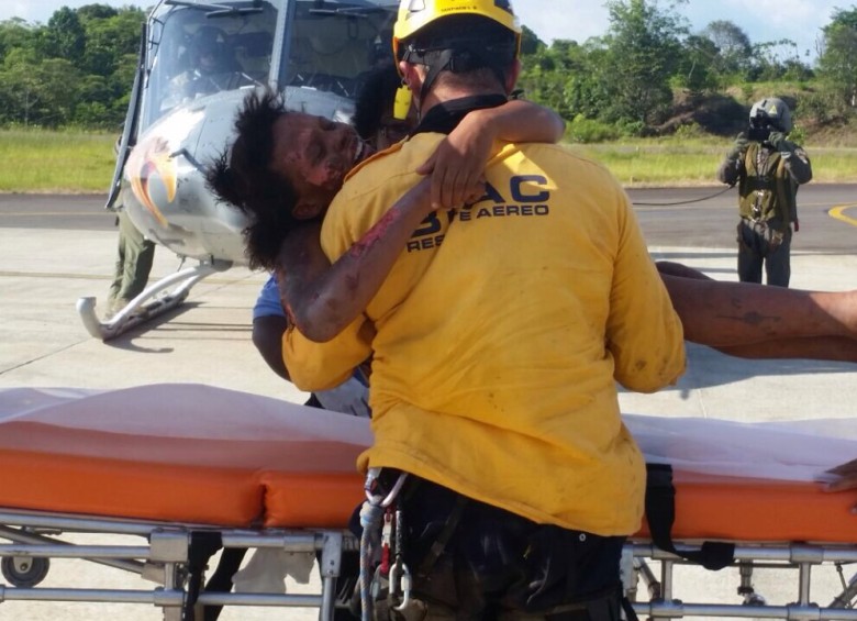 La Fuerza Aérea informó este miércoles que María Nela Murillo, de 18 años de edad, y su hijo de cinco meses de nacido fueron hallados por los rescatistas en zona boscosa de Baudó, en Chocó. FOTO CORTESÍA