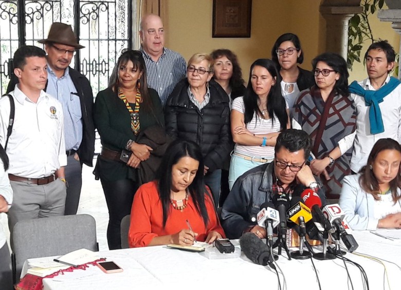 Representantes de organizaciones étnicas y de derechos humanos visitaron a la delegación del Eln en Quito, Ecuador; el miércoles se habían reunido con el presidente Santos. FOTO Cortesía Eln