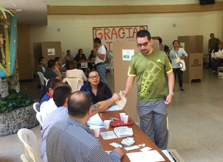 Puesto de votación en el colegio el Carmelo en Sabaneta. FOTO CARLOS VELÁSQUEZ