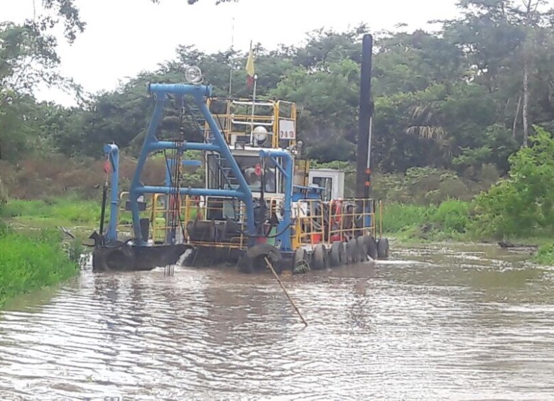 Con una draga china, la Asociación de Bananeros de Colombia (Augura) viene limpiando el río León. FOTO CORTESÍA AUGURA
