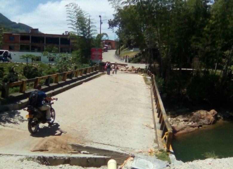 Así quedó el puente sobre el río San Carlos, necesario para que los habitantes del barrio Zulia y otras 24 veredas de la localidad puedan llegar al casco urbano del municipio. FOTOS CORTESÍA