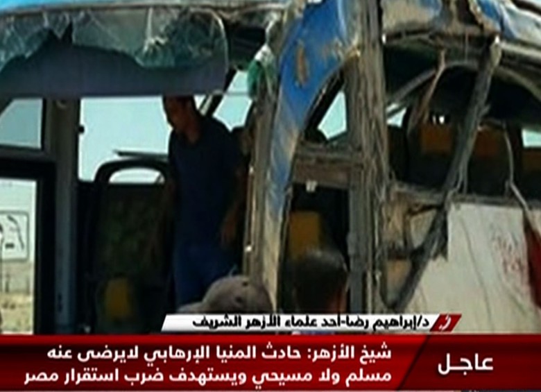 El canal de televisión Nile News mostró imágenes del ataque al bus. Foto: AFP 