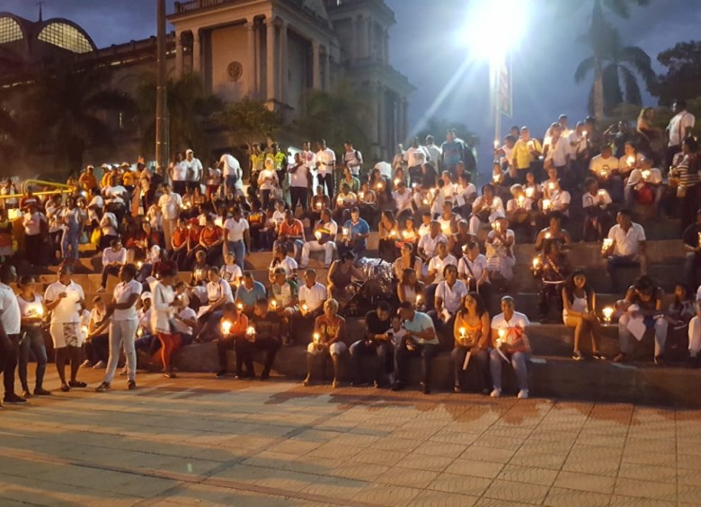 En Quibdó, Chocó, los habitantes se reunieron frente a la Catedral para rechazar la violencia que no los deja tener tranquilidad en los barrios donde habitan. FOTO monseñor juan carlos barreto 
