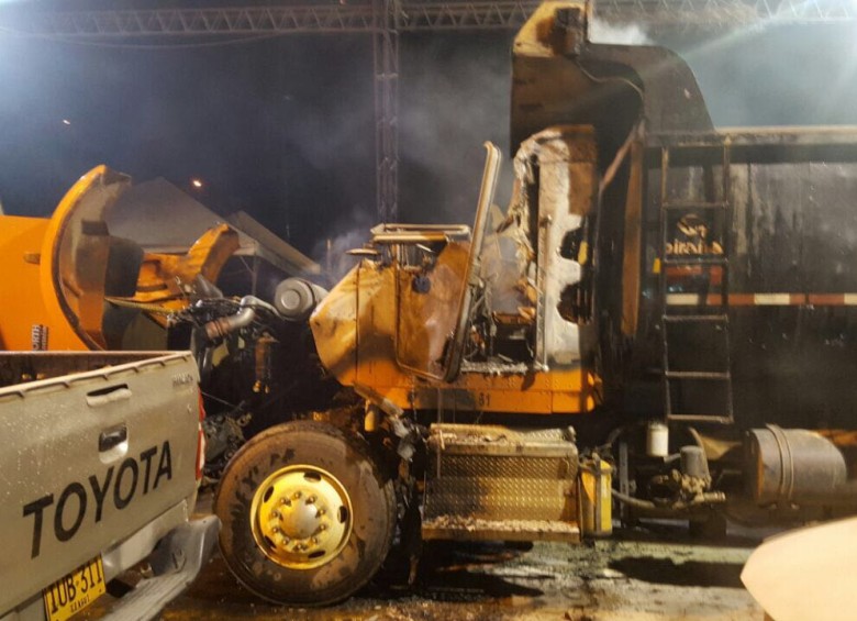 Así quedaron los carros de los contratistas de Hidroituango quemados en Valdivia. FOTOS CORTESÍA ALCALDÍA DE VALDIVIA