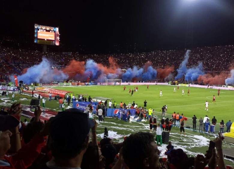 En el momento en que rodó el balón en el Atanasio, el estadio se pinto de rojo y azul. FOTO EL COLOMBIANO.