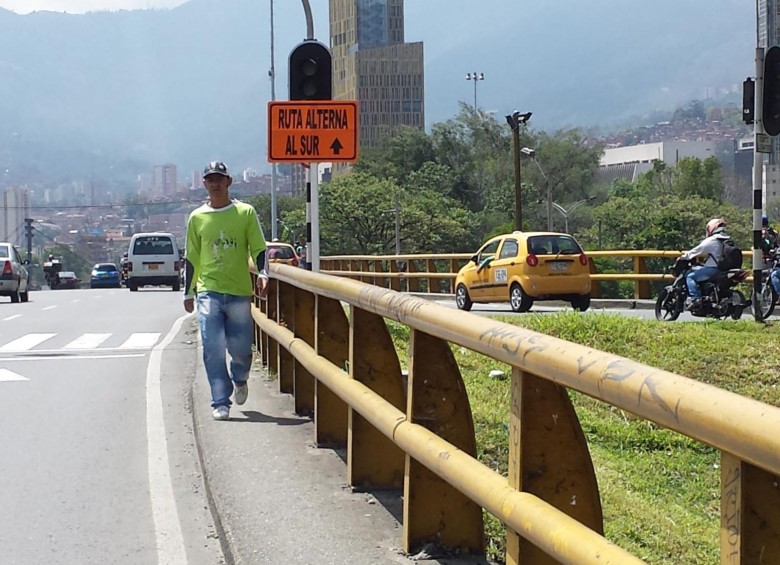 El andén del Puente de San Juan peligroso para las decenas de caminantes que lo usan a diario. FOTO Cortesía