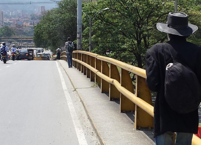 El andén del Puente de San Juan peligroso para las decenas de caminantes que lo usan a diario. FOTO Cortesía