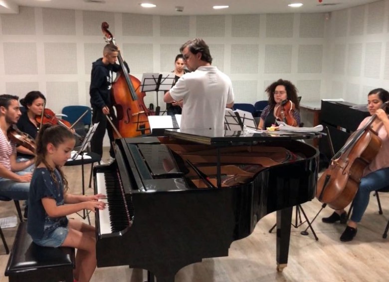 Alicia Piedrahíta ensayando en el piano para su primer concierto como solista. El concierto se realizará hoy sábado 9 de junio a las 3:00 p.m. en la Universidad Eafit. FOTO: cortesía