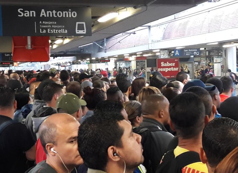 Las plataformas de la Línea A se congestionaron, más de la cuenta, por cuenta de la falla de la falla técnica en uno de los trenes. FOTO ARCHIVO