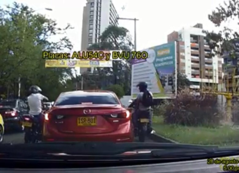 Este es el momento en el que presuntos fleteros intentan asaltar a este conductor FOTO CAPTURA DE VIDEO