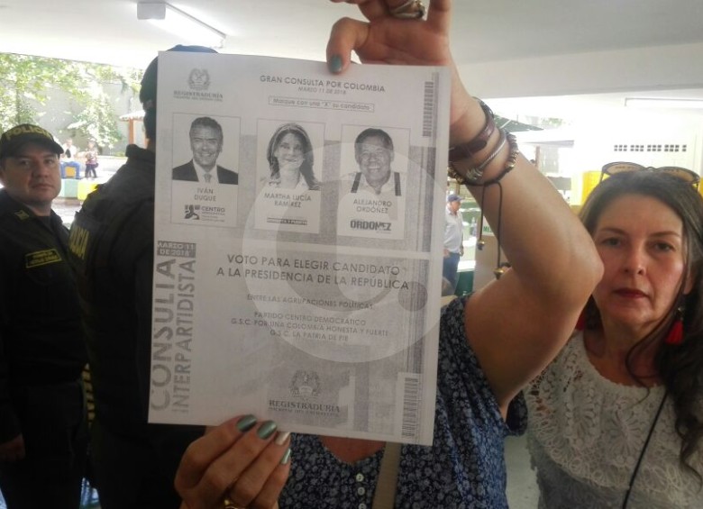 Este es el tarjetón fotocopiado que llegó a la institución educativa Lucrecio Jaramillo. FOTO JAIME PÉREZ MUNÉVAR