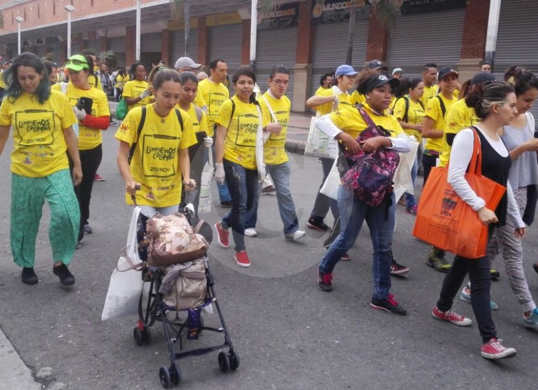 En Medellín la jornada partió de los almacenes Éxito de El Poblado, Laureles y San Antonio. Los voluntarios se dividieron en cuadrillas para aportarle al planeta. FOTO JAIME PÉREZ