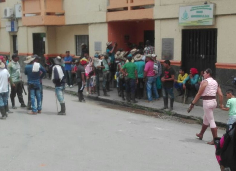 Los campesinos bloquearon la vía principal al municipio y las instalaciones de la Administración Municipal en la mañana de este viernes. FOTO CORTESÍA