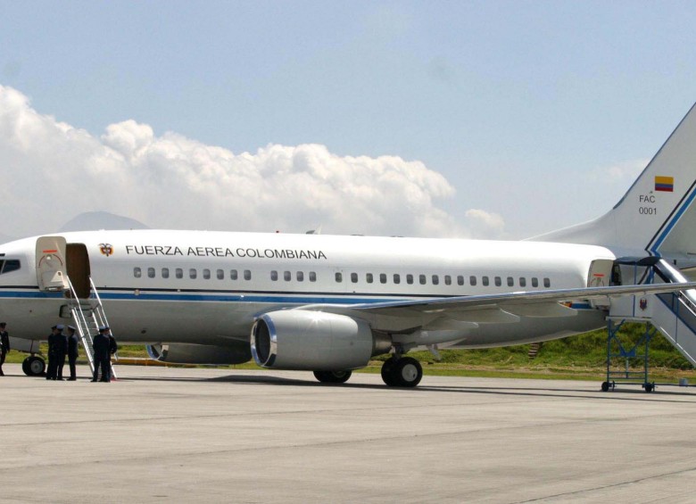 En el aeropuerto de París, Francia, continúa el avión presidencial que al parecer presentó en la mañana de este martes una falla técnica. FOTO COLPRENSA