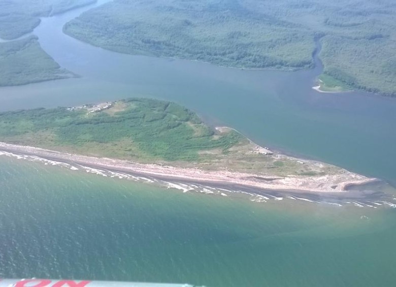 La estatal empresa Colombiana de Petróleos, Ecopetrol, reportó avances en la contención de una gigantesca mancha de crudo que contaminó varios ríos y llegó hasta el Océano Pacífico, en el suroeste del país. FOTO CORTESÍA