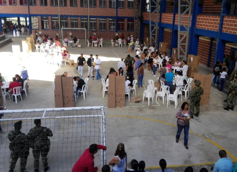 En Ituango avanza la jornada con normalidad con 480 hombres del Ejército Nacional custodiando las votaciones El alcalde Hernán Alvarez hizo la apertura de mesas. FOTO JAIME PÉREZ