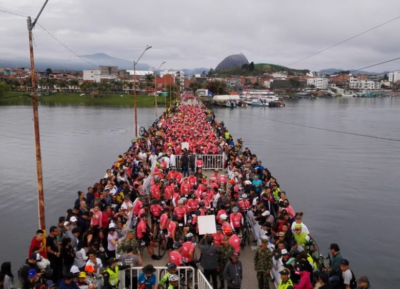 No cabía la gente en el puente de Guatapé. Más de 2.000 personas en el Giro de Rigo. FOTO Jaime Pérez. 
