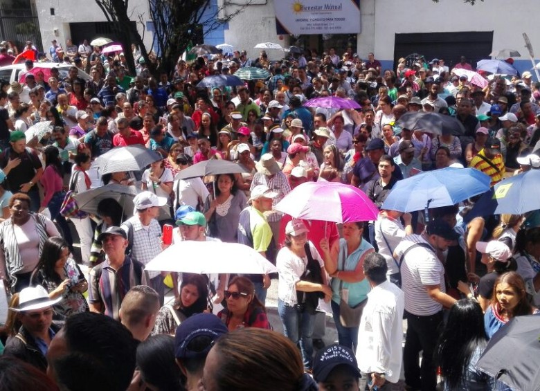 Profesores de Antioquia salieron a las calles a exigir que les cumplan