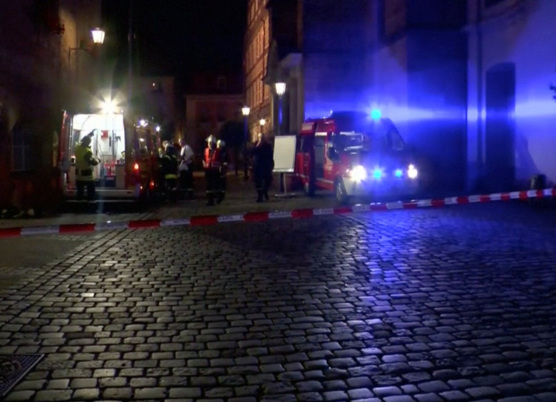 Varias ambulancias y equipos de rescate llegaron al lugar luego de la explosión en un restaurante de la ciudas de Ansbach (Alemania). FOTO Reuters 