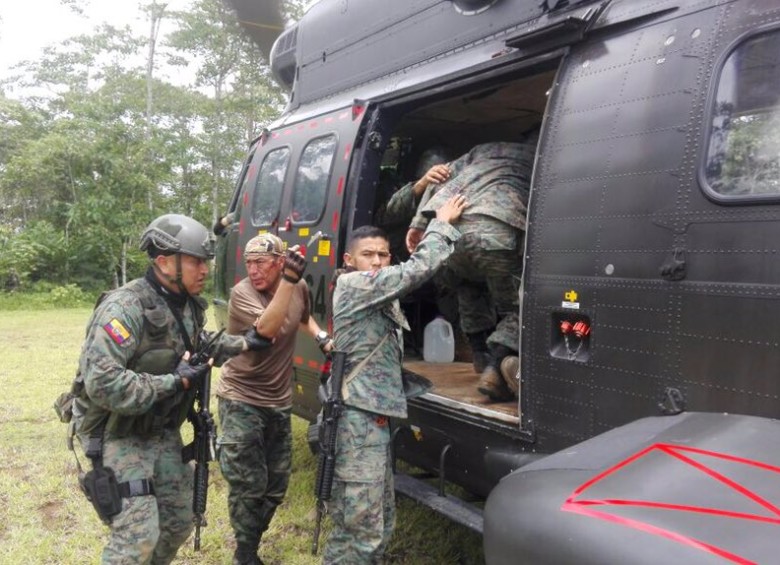 Soldados ecuatorianos auxilian a los uniformados heridos en el ataque. FOTO: Twitter @mariuximECTV