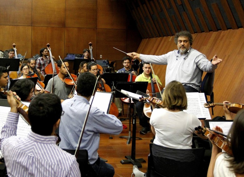 Esta es la segunda vez que Orhan Salliel hace música con la Orquesta Eafit. FOTO Jaime Pérez