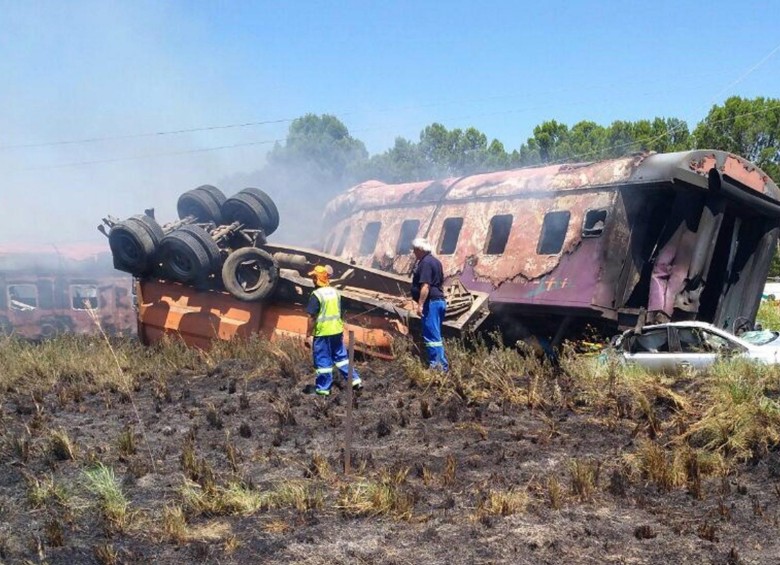 Aparatoso accidente dejó 18 muertos y 254 heridos en Sudáfrica. FOTO: EFE