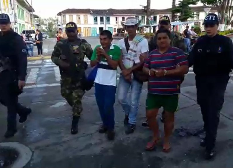 Los capturados harían parte, según las autoridades, del frente “Ernesto Che Guevara”. FOTO: Captura de video Fuerzas Militares