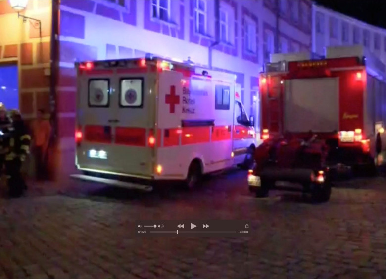 Varias ambulancias y equipos de rescate llegaron al lugar luego de la explosión en un restaurante de la ciudas de Ansbach (Alemania) FOTO Reuters
