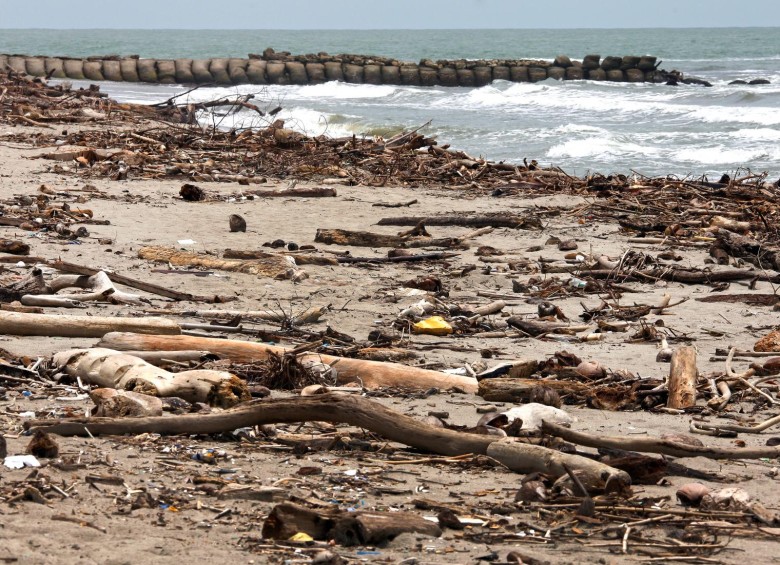 Toda clase de desperdicios devuelve el mar a las playas. Una situación que se presenta en los más de 3.000 kilómetros de costas colombianas. Un problema no atendido. FOTO Henry Agudelo
