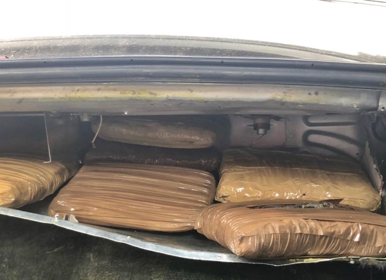 79 paquetes prensados de marihuana tipo creepy estaban escondidos en un carro que transportaba una grúa. FOTO: CORTESÍA 