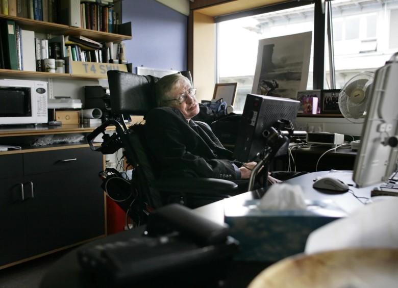 El físico en su oficina en el Centro para las Ciencias Matemáticas de Cambridge, Inglaterra. FOTO AFP