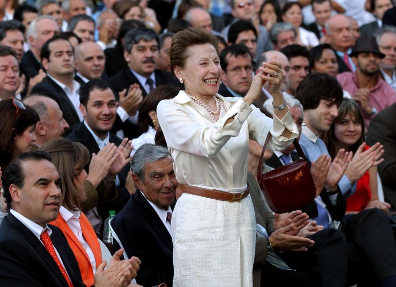 María Elena Valderrama durante la ceremonia de posesión de su hijo Sergio como gobernador de Antioquia. FOTO JAIME PÉREZ