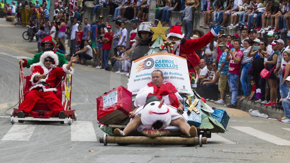 Los motivos y disfraces navideños estuvieron presentes en el Festival de Carros de Rodillos. FOTO Jaime Pérez 
