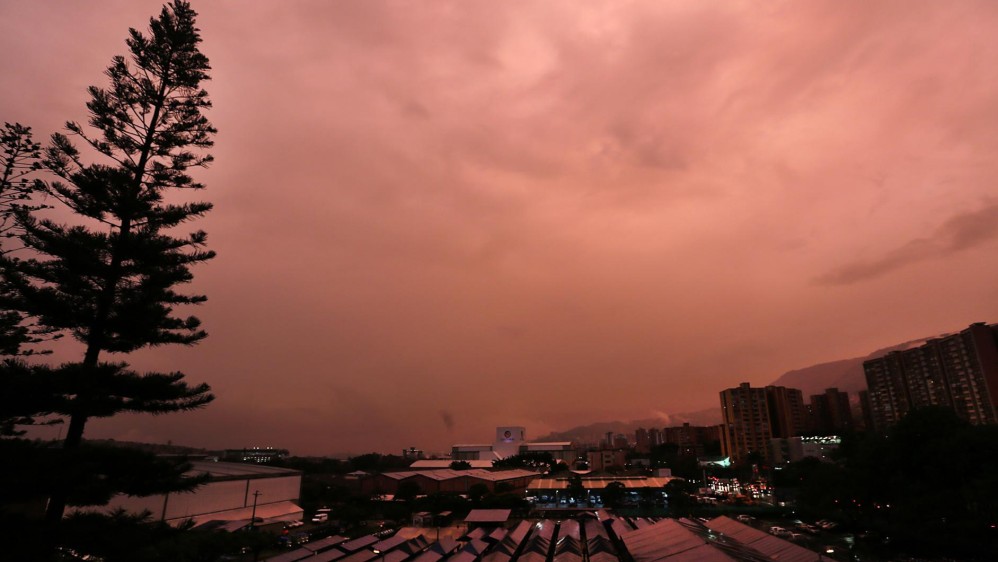 A medida que pasaban los minutos el cielo se hacía más rojo. FOTO Henry Agudelo