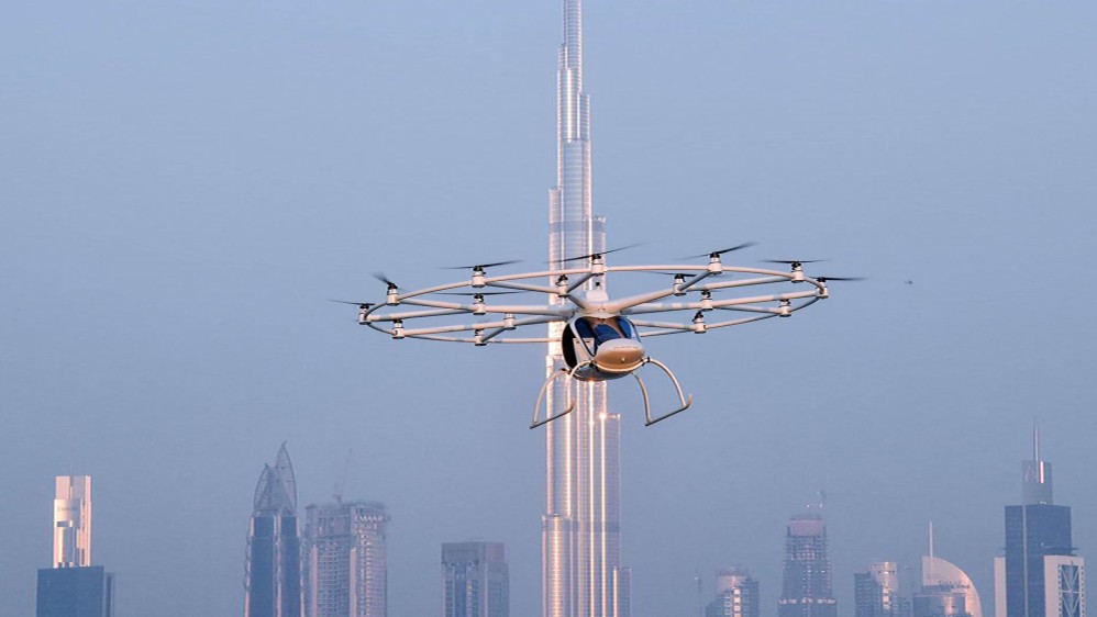 “La puesta en práctica los verá usando un teléfono inteligente, con una aplicación y ordenando un Volocopter hasta el volopuerto más cercano. El volocopter los recogerá autónomamente y los llevará a su destino”, dijo el presidente ejecutivo de la compañía, Florian Reuter. FOTO REUTERS