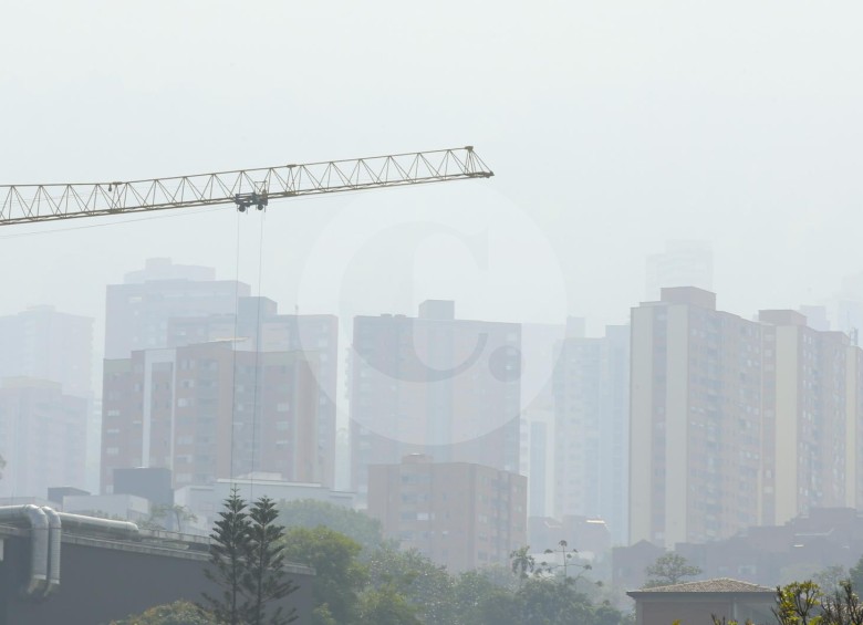La contaminación del aire de Medellín amenaza la salud humana por la gran concentración de partículas contaminantes y otros fenómenos como el polvo del Sahara. FOTO Juan antonio Sánchez