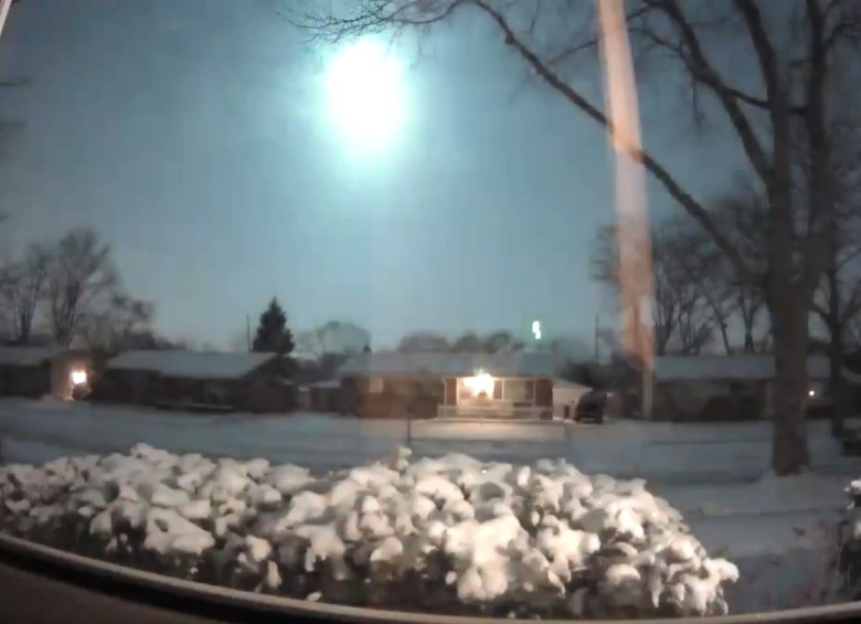 Esta cámara capturó el momento en que cayó el meteorito en Detroit.