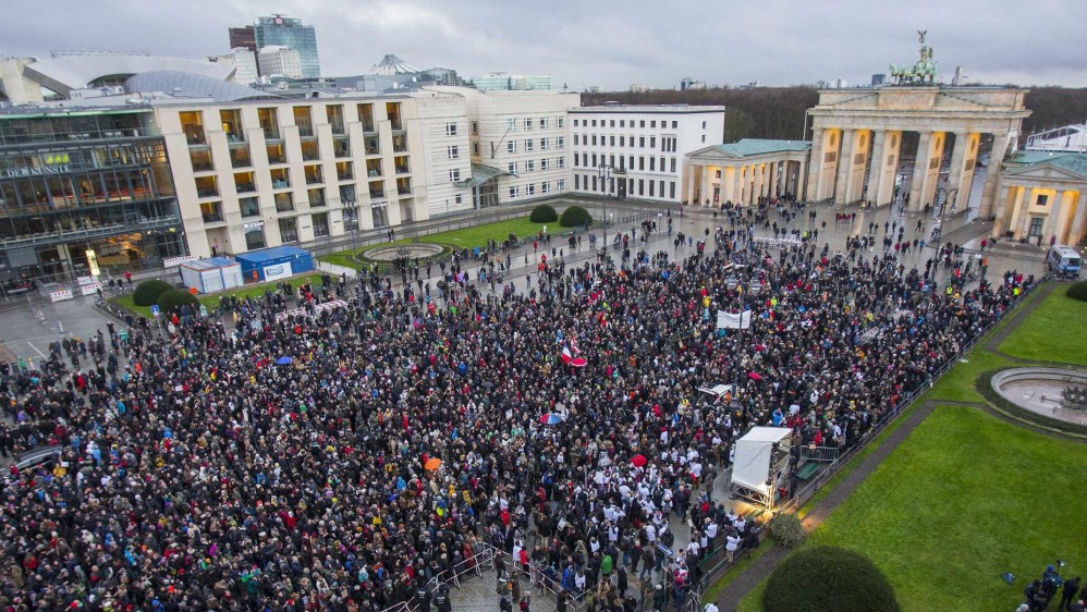 En Europa una de las manifestaciones con más participación fue la de Berlín, donde unas 18.000 personas, según cifras policiales, se concentraron ante la embajada de Francia, junto a la Puerta de Brandeburgo, para expresar su solidaridad con las víctimas y en contra del terrorismo y la islamofobia. FOTO REUTERS