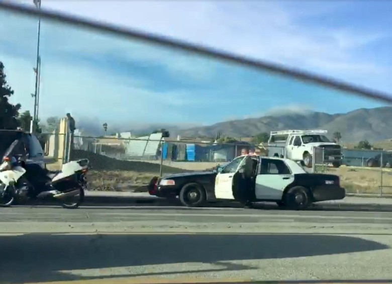 Carros policiales frente a una escuela en Palmdale. Foto: Reuters